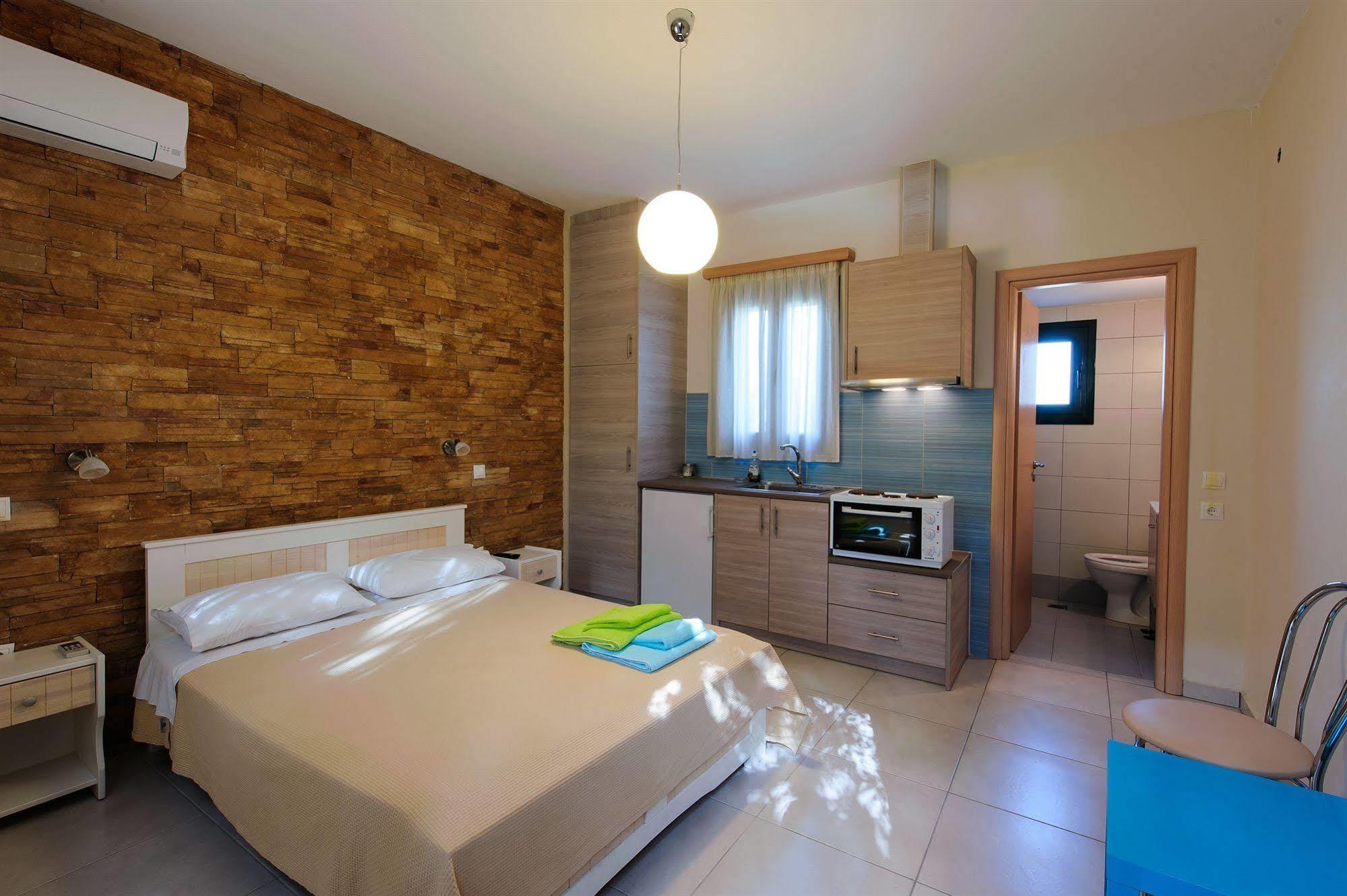 Holiday Rooms Otzias Luaran gambar