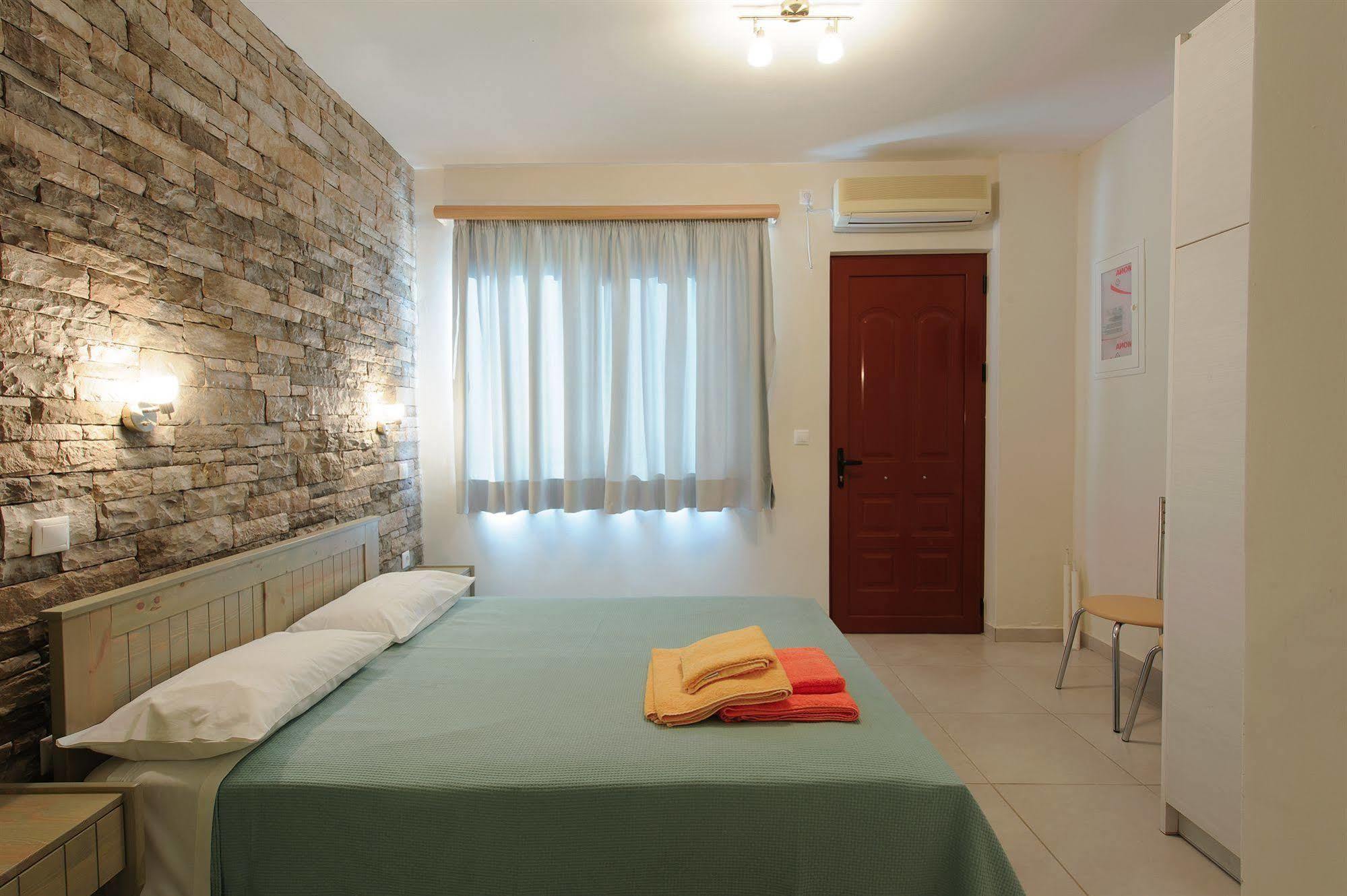 Holiday Rooms Otzias Luaran gambar